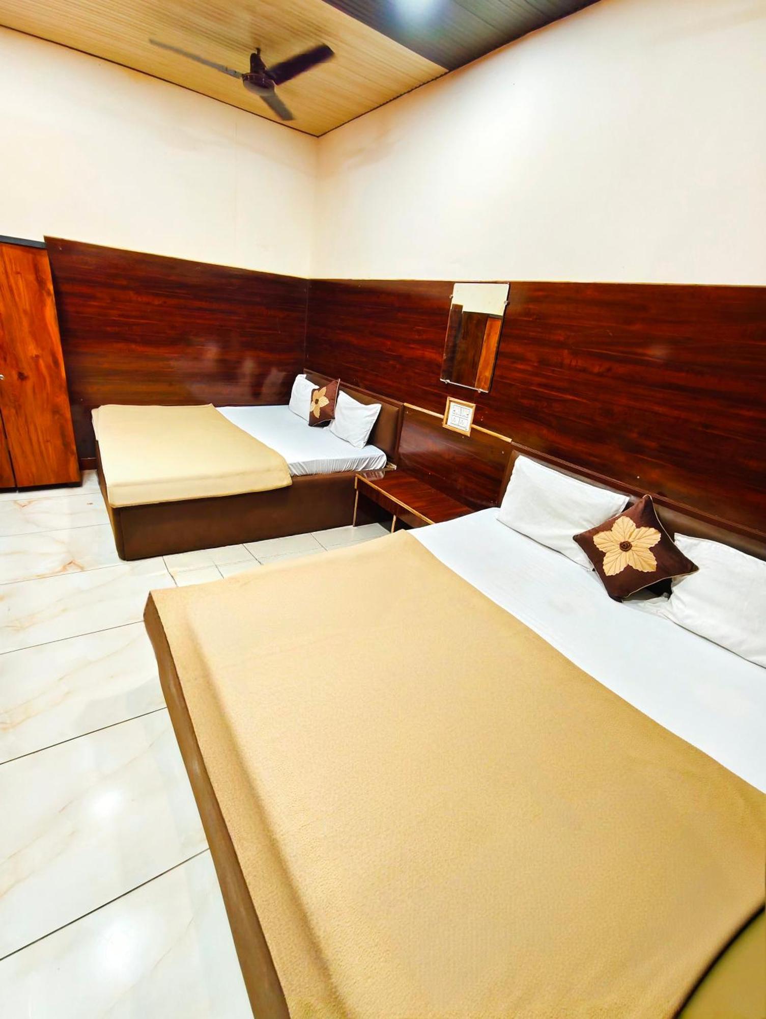 Hotel Om Palace Ujjain Zewnętrze zdjęcie