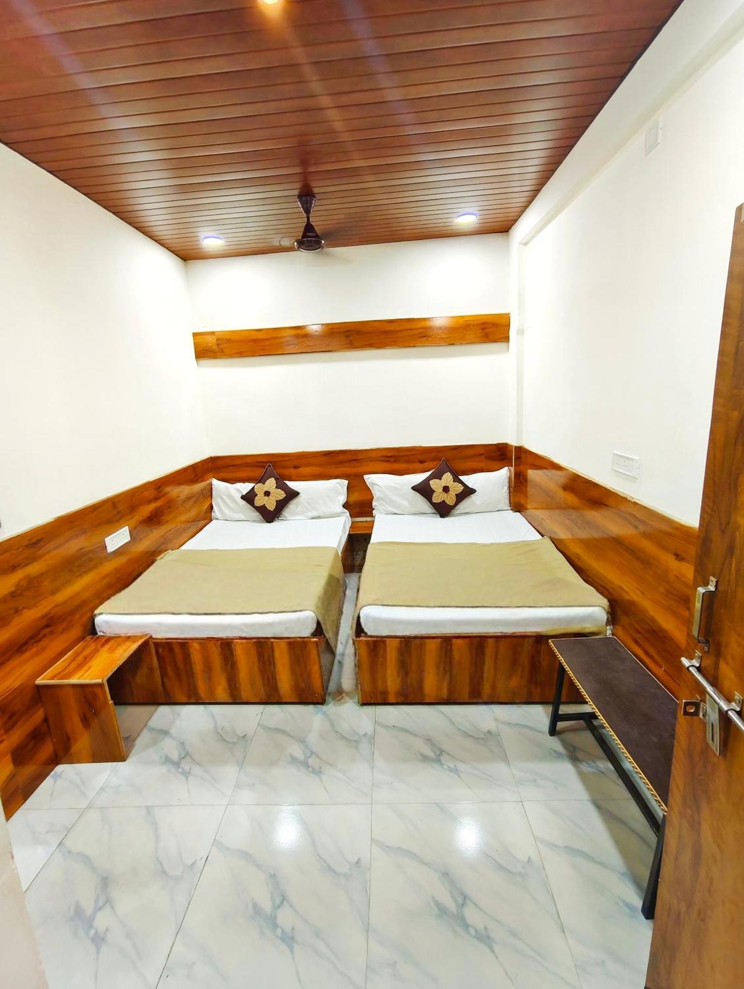 Hotel Om Palace Ujjain Zewnętrze zdjęcie